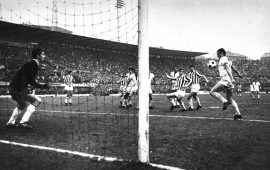 Gigi Riva segna contro la Juventus nel 1969-1970