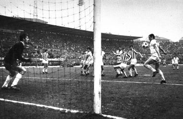 Gigi Riva segna contro la Juventus nel 1969-1970