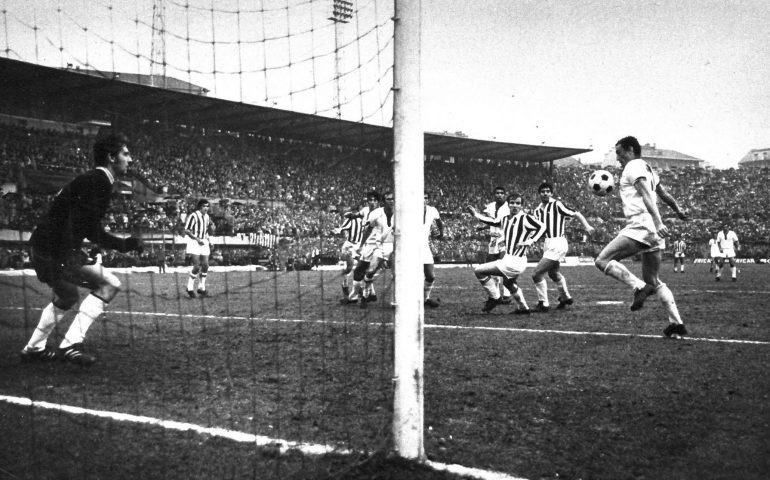 Gigi Riva segna contro la Juventus nel 1969-1970