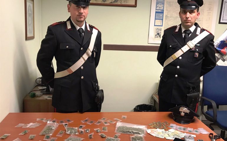 Arrestato per spaccio di marijuana e hashish giovane di 20 anni a Poggio dei Pini