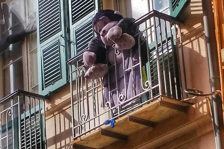 E intanto a Cagliari. “Gorilla dal balcone”, dal palco dell’Ariston con Gabbani alla Marina