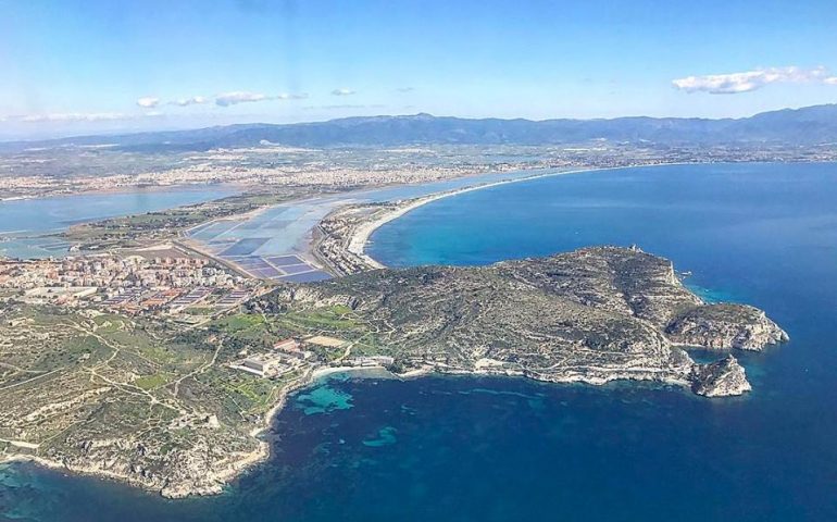 La foto del giorno. “Nel blu, dipinto di blu”, verso il blu del Poetto