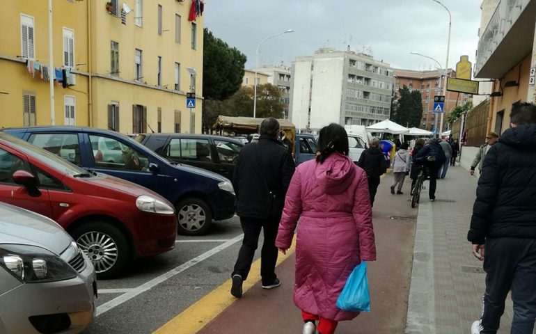 Piste ciclabili invase dai pedoni in Via Is Mirrionis: la foto pubblicata da un lettore che divide l’opinione pubblica cittadina