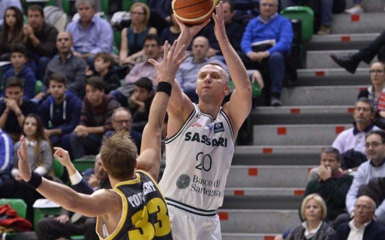 La strada è quella giusta: Savanovic e Bell trascinano la Dinamo Sassari alla vittoria su Cantù, 80-65 il punteggio finale