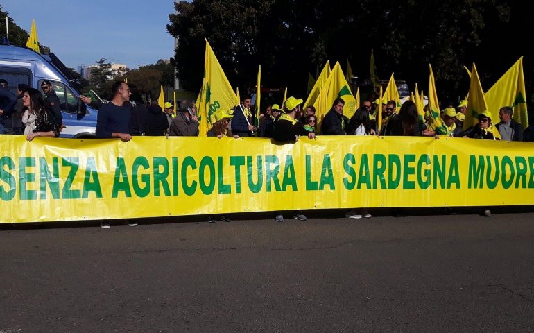 “Senza agricoltura la Sardegna muore”. Da piazzale Trento a via Roma, il corteo di Coldiretti sfila per la città