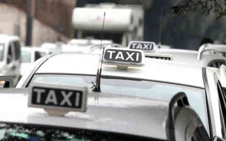 Il servizio taxi si rinnova: nuovo tariffario fisso per l’aeroporto, il Poetto e  gli ospedali