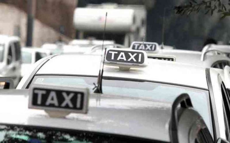 Il servizio taxi si rinnova: nuovo tariffario fisso per l’aeroporto, il Poetto e gli ospedali