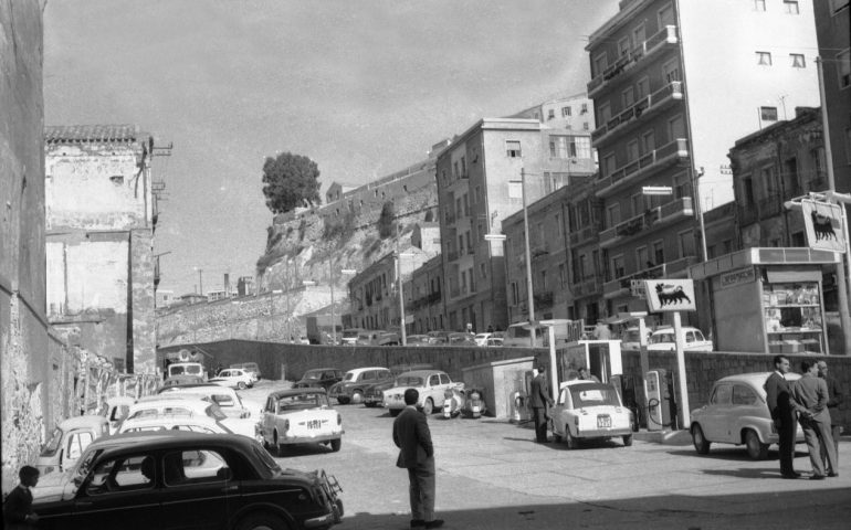 La Cagliari che non c’è più. Via Santa Margherita e Stampace Alto in una foto dei primi anni Sessanta