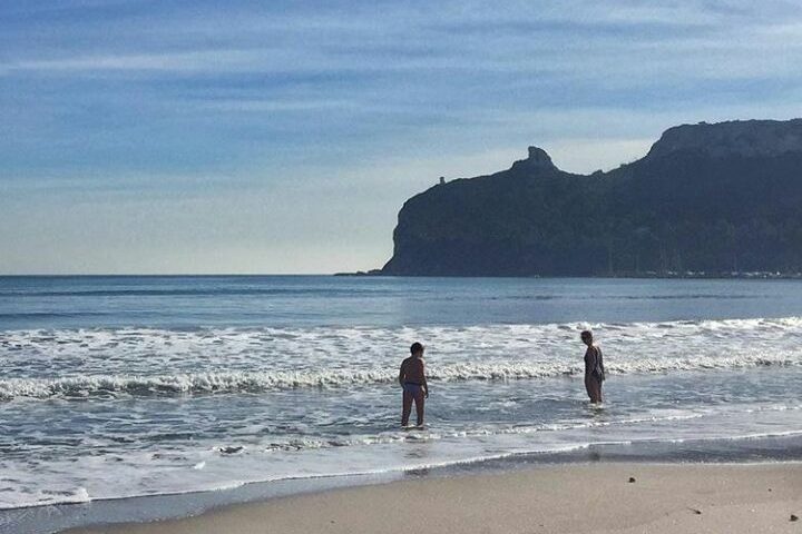 L’ultimo bagno al Poetto prima che ritorni il freddo: due coraggiosi sfidano il mare d’inverno