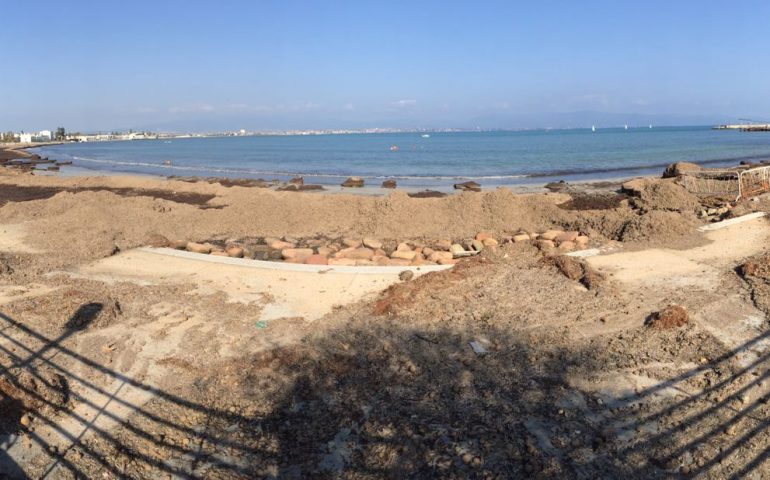 Poetto “invaso” dalle alghe: le foto della Prima fermata dopo la mareggiata dei giorni scorsi