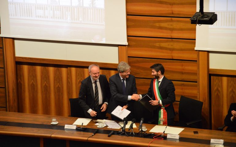 Gentiloni firma al liceo Siotto con Zedda patto da 26,5 milioni per le periferie di Cagliari