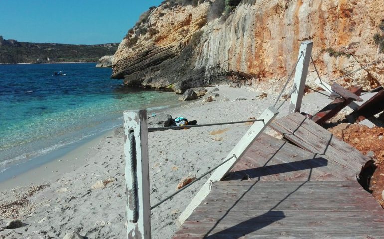 Distrutta dalla mareggiata la scaletta per accedere alla spiaggetta di Cala Fighera da La Paillote