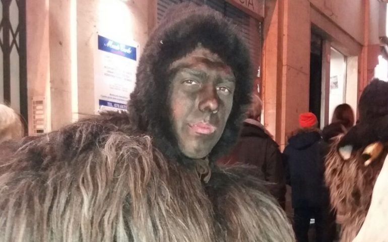 Inizia il carnevale, le maschere tradizionali sarde invadono le strade di Cagliari (FOTO)