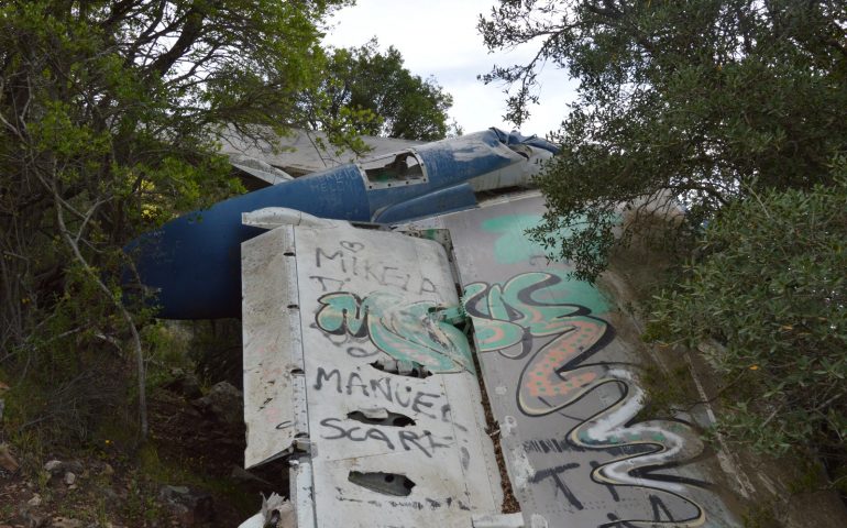Dc9: i resti del disastro aereo di Sarroch abbandonati tra degrado e incuria (FOTO)