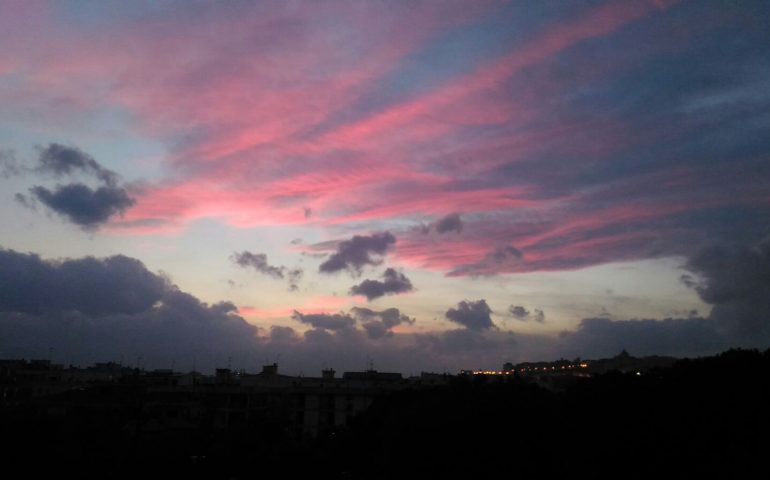La foto del giorno: tramonto rosa su Cagliari da Monte Urpinu