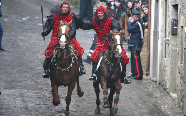 Viaggio nelle feste sarde. Si avvicina il carnevale: il 26, 27 e 28 a Santu Lussurgiu c’è Sa Carrela, la corsa più pazza