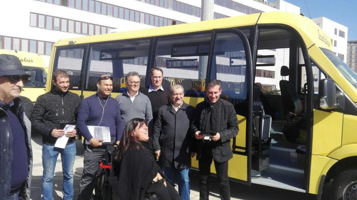 Cagliari, l’assessore alla Pubblica Istruzione Claudia Firinu consegna sette nuovi scuolabus