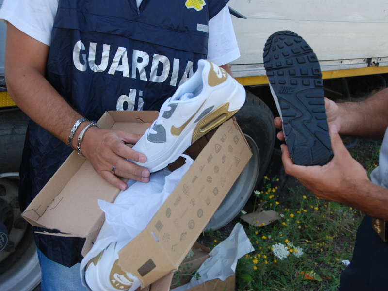Lotta alla contraffazione: duemila paia di Adidas e Nike false sequestrate  a Cagliari dalla Guardia di finanza | Cagliari - Vistanet