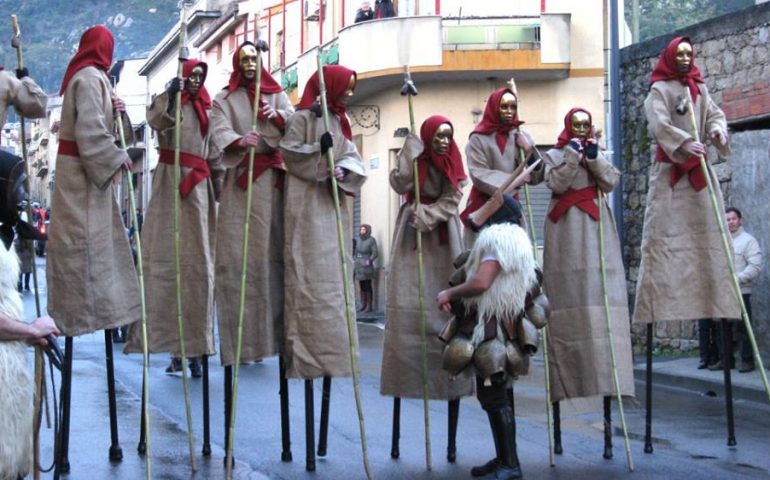A Guspini e nel Medio Campidano si rinnova la tradizione carnevalesca con la sfilata dei Cambas de Linna