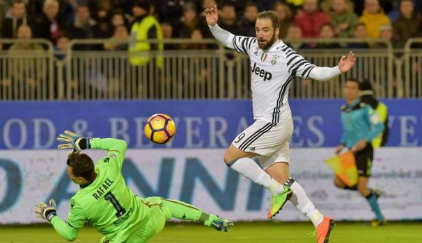 Doppio Higuain, Juventus spietata sotto porta: il Cagliari lotta ma è costretto ad arrendersi per 2-0