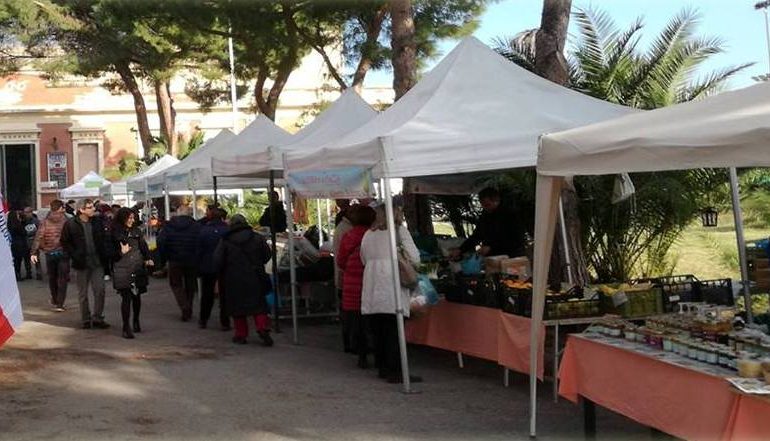 Agricoltura biologica e sostenibile: ogni martedì davanti al Teatro delle Saline si tiene il mercato contadino “La terra e la Piazza”