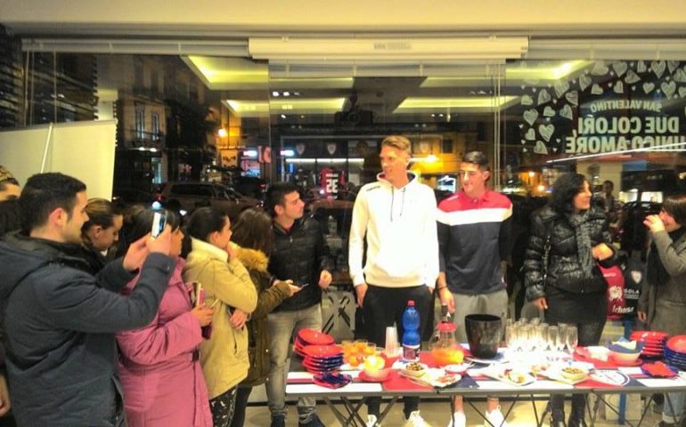 Deiola e Salamon, la strana coppia del Cagliari: hanno incontrato i tifosi allo store rossoblù e promettono battaglia contro la Juve