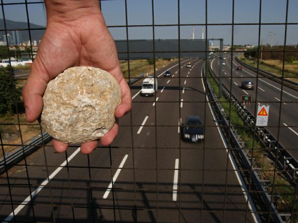 Torna l’incubo dei sassi dai cavalcavia: 5 minorenni sorpresi sul fatto e denunciati a Olbia