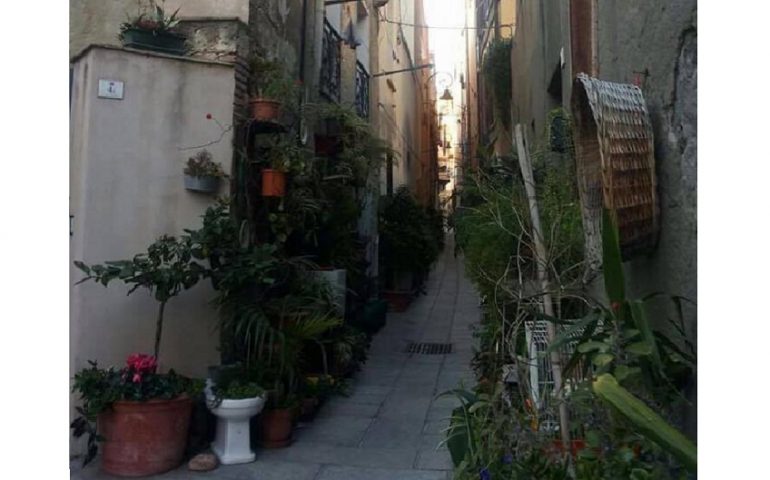 Intanto a Cagliari. Un vaso molto particolare in un vico di via Stretta, quartiere Castello