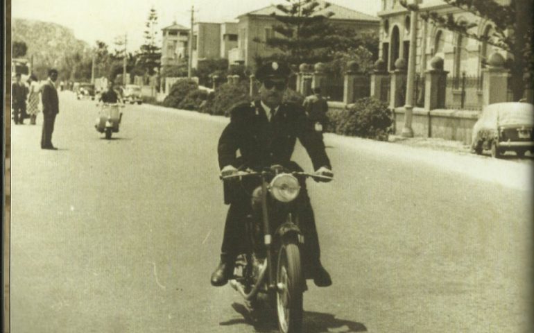 Come eravamo. Anni ’50, quando anche i poliziotti giravano in moto senza casco