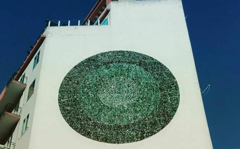 Chi non conosce il Grande Cerchio di piazza Galilei a Cagliari? È stato realizzato con cocci di vetro dall’artista Rosanna Rossi