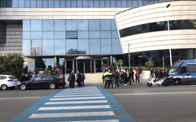 Arriva l’Inter: al THotel piantonato dalla polizia c’è la processione di curiosi e tifosi sardi nerazzurri
