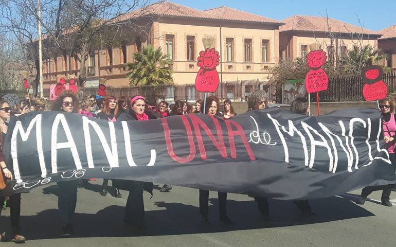 ‘Non una di meno’: migliaia in corteo a Cagliari contro la violenza sulle donne