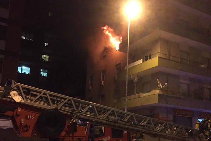 Violento incendio in un appartamento di via Dei Colombi a Cagliari: tre persone in ospedale, non sono gravi. Fiamme partite da un lumino