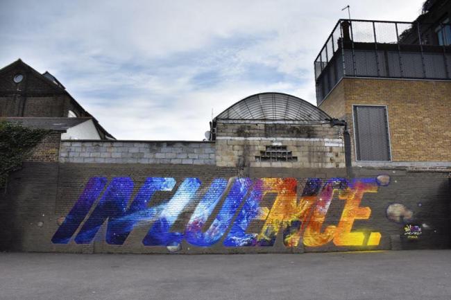 Londra, Camden Town: arriva “Influence”, un altro murale firmato dall’artista sardo Manu Invisible