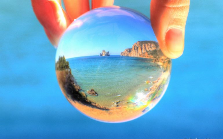 La foto del giorno: “Il mare in una bolla di vetro”, originale veduta del Pan di Zucchero