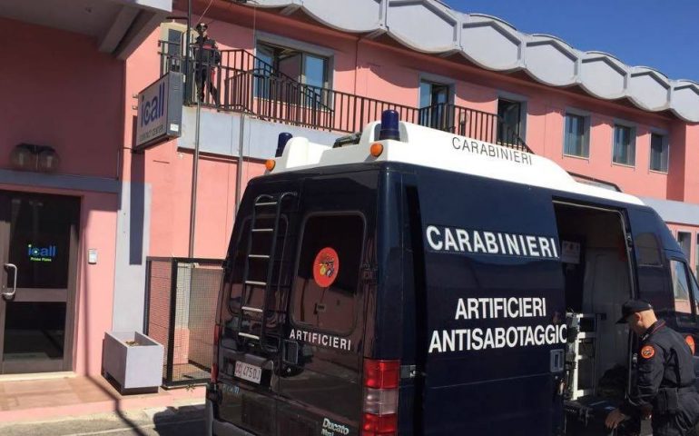 Allarme bomba al call center di via Dei Carroz, pronto intervento degli artificieri dell’Arma