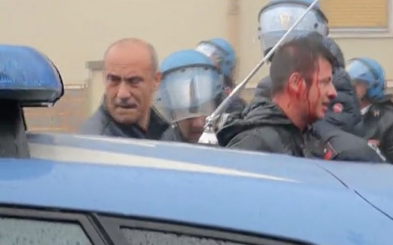 Le incredibili foto degli scontri tra Sconvolts e Sassaresi: spranghe, botte e sangue davanti alla stazione