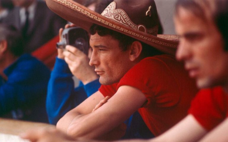 Una foto curiosa del più grande giocatore della storia del Cagliari. Mondiali in Messico, 1970: Gigi Riva in un momento di relax con un bel sombrero sulla testa