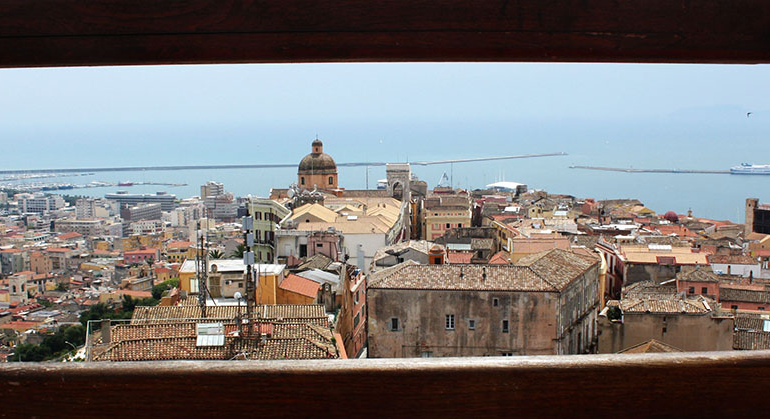 La primavera si avvicina, Cagliari e Castello dalla torre di San Pancrazio in una foto di Alessandro Pigliacampo