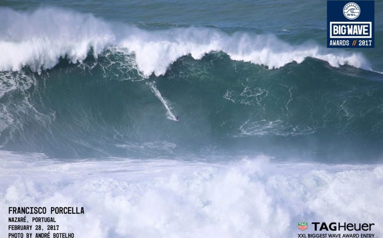 Francisco Porcella surfa un’onda da record: un muro di 30 metri d’acqua a Nazarè in Portogallo (Video)