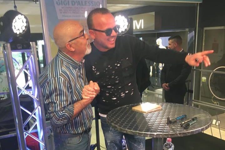 Folla di fan e curiosi all’Auchan di Cagliari per Gigi D’Alessio: il cantante napoletano ha presentato il suo nuovo album “24.02.1967”