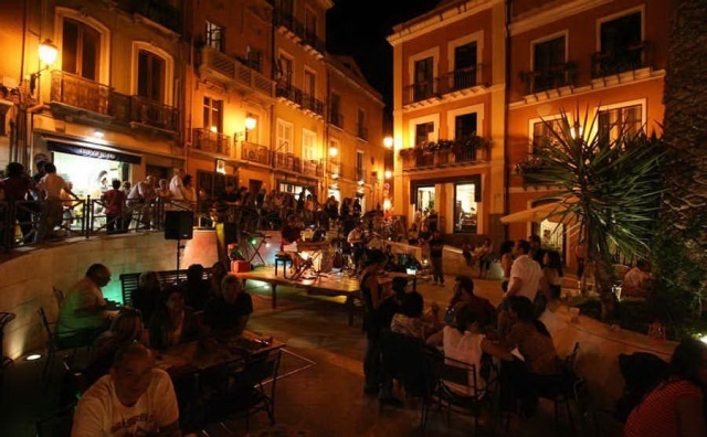 Addio ai tavolini nei locali del centro a Cagliari fra le esigenze di uno sviluppo turistico e il diritto al riposo