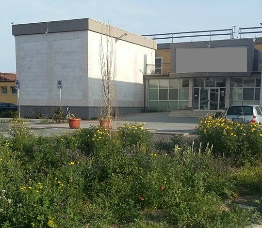 Il degrado regna nel parcheggio della piscina comunale di Assemini, la denuncia del comitato civico