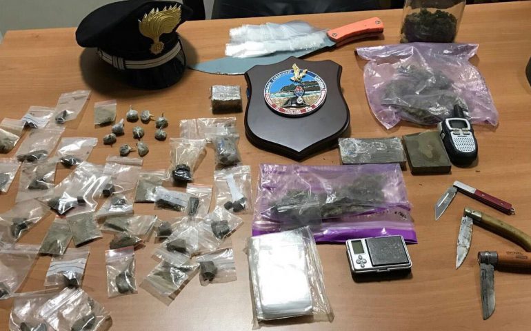 Spacciatori in fuga scoperti dai carabinieri in un capannone a Sant’Elia. Sequestrato oltre mezzo chilo di droga