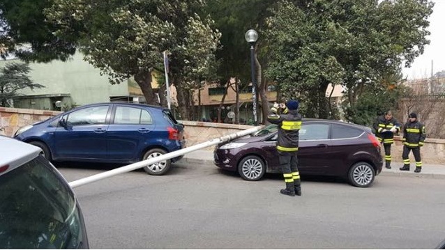 Bufera di maestrale: danni e disagi, circa 50 interventi dei vigili del fuoco tra Cagliari e provincia
