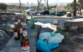 Ciò che rimane del botellon in viale Fra Ignazio la mattina del 12 marzo 2017