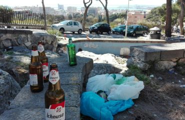 Ciò che rimane del botellon in viale Fra Ignazio la mattina del 12 marzo 2017