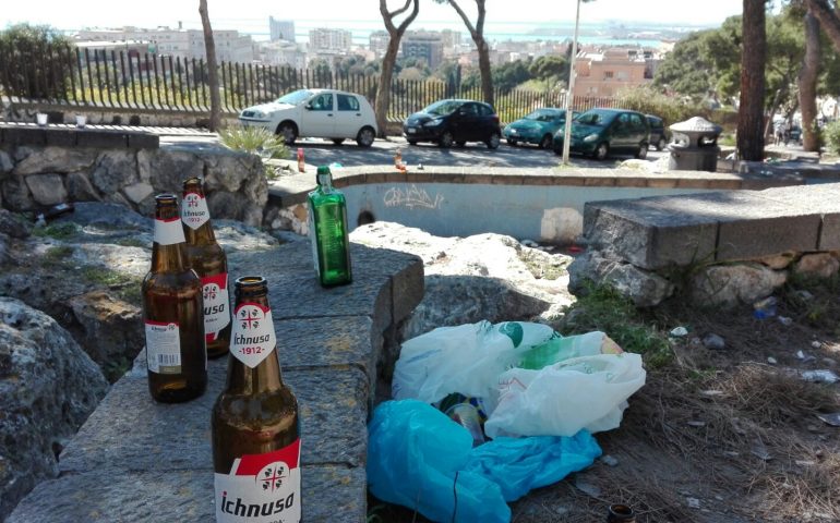 Ciò che rimane del botellon in viale Fra Ignazio la mattina del 12 marzo 2017