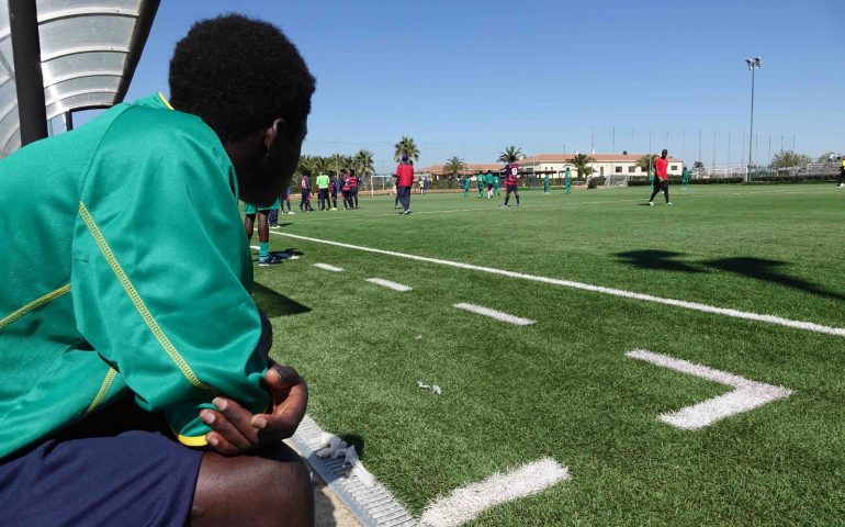 “Diamo un calcio all’intolleranza”, torneo ad Asseminello tra i richiedenti asilo della Sardegna che sognano un futuro nel pallone
