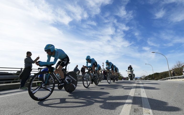 Fabio Aru al via della Tirreno-Adriatico. La prima tappa, la crono a squadre è andata alla Bmc. Astana decima